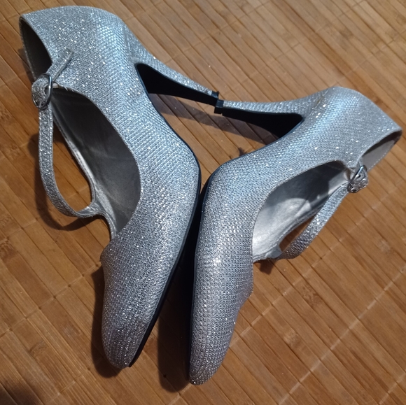 Silver sparkly heels size 7.5 - Picture 3 of 10